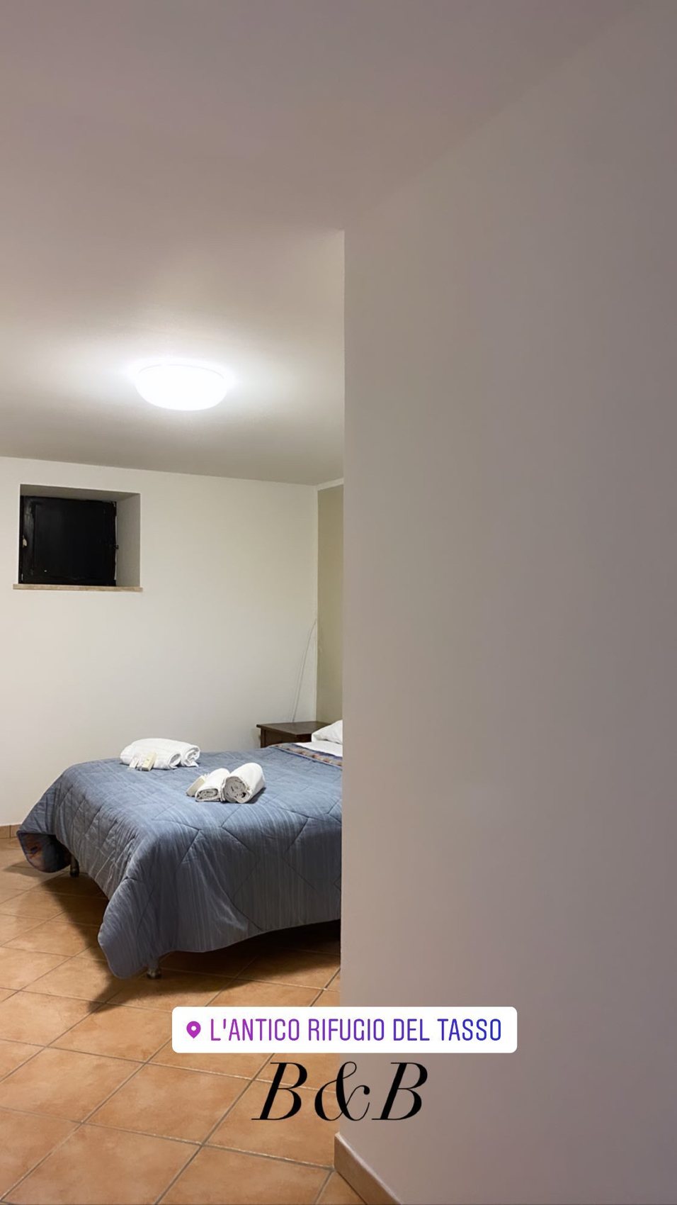 Camera B&B con parete in pietra