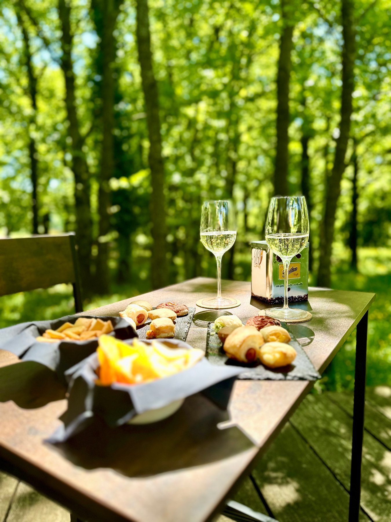 Tavolo aperitivo immerso nel bosco