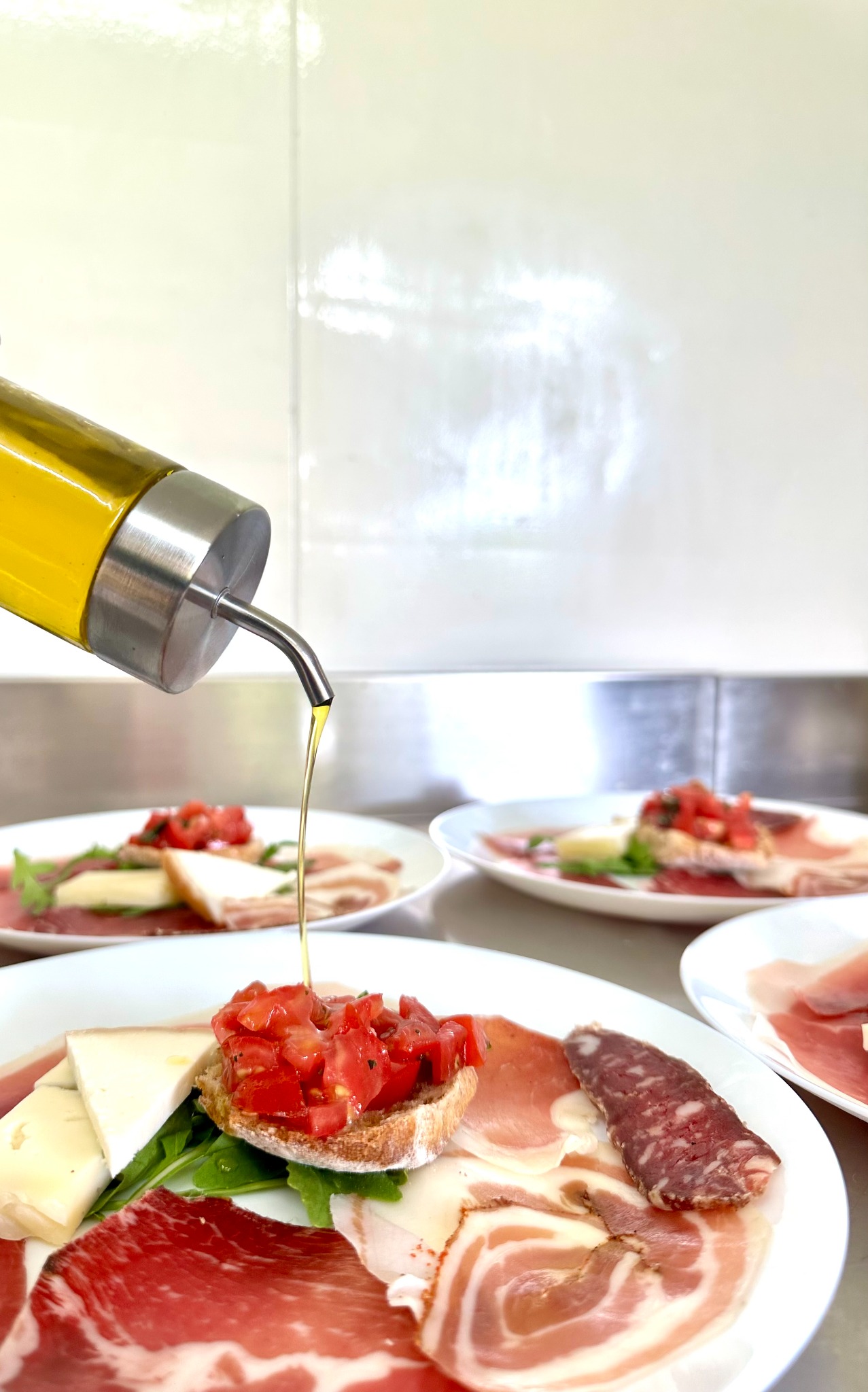 Antipasto del punto ristoro con olio versato